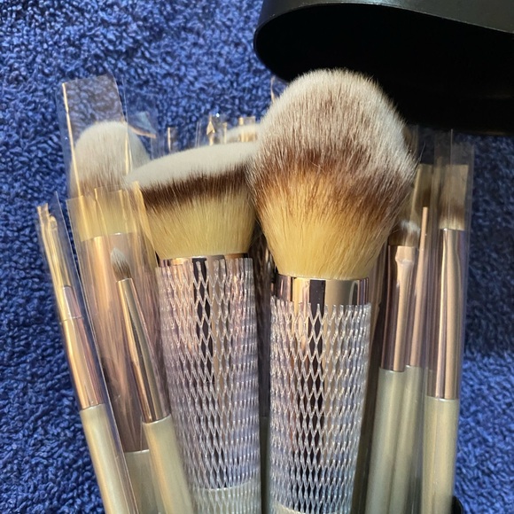 COPY - 18 piece set make up brush - Picture 12 of 15